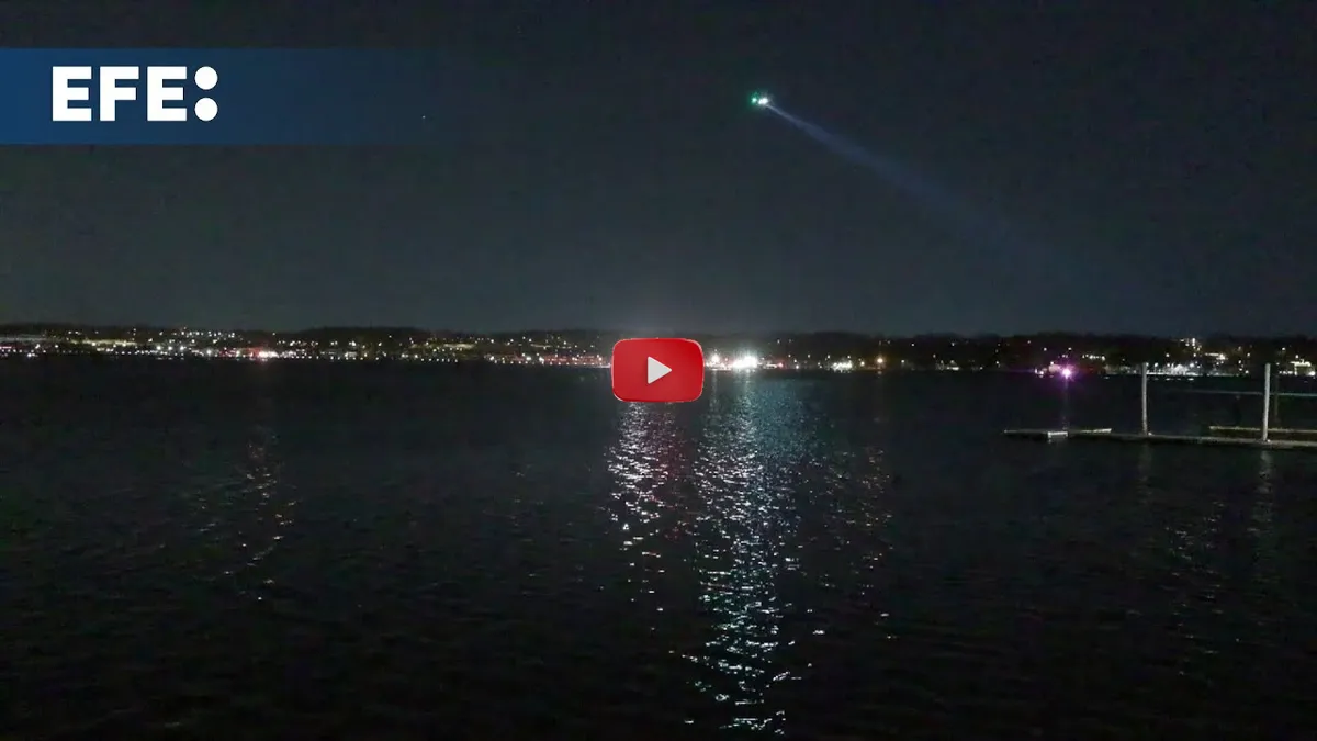 Imagen dramática de un avión cayendo en el río Potomac tras una colisión con un helicóptero, con patinadores y entrenadores a bordo